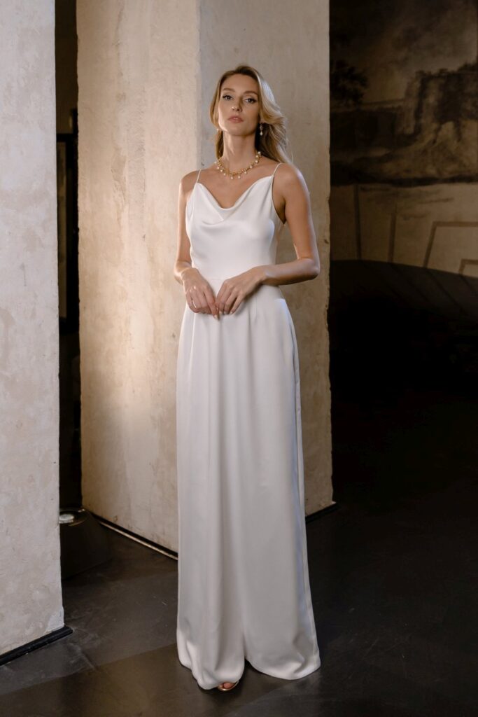 Ilga minimalistinė vestuvinė suknelė su petnešėlėmis