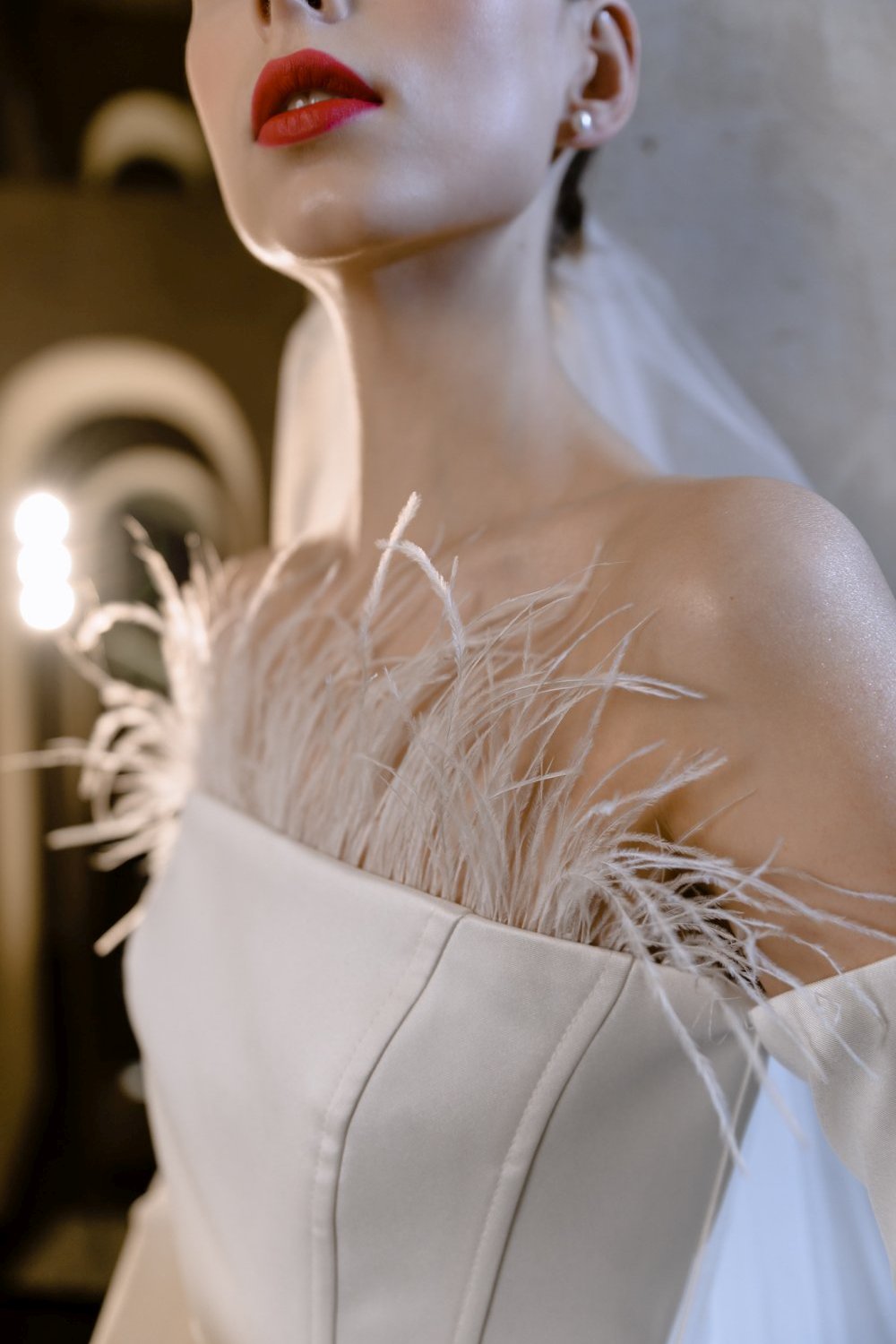 Minimalistinė vestuvinė suknelė atvirais pečiais ir plunksnų dekoru