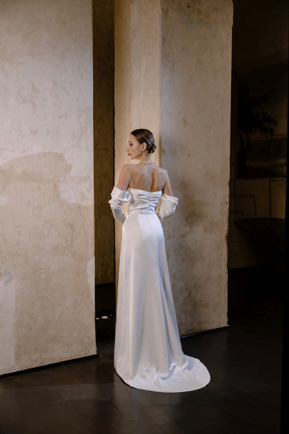 Moderni vestuvinė suknelė atvirais pečiais ir ilgomis rankovėmis