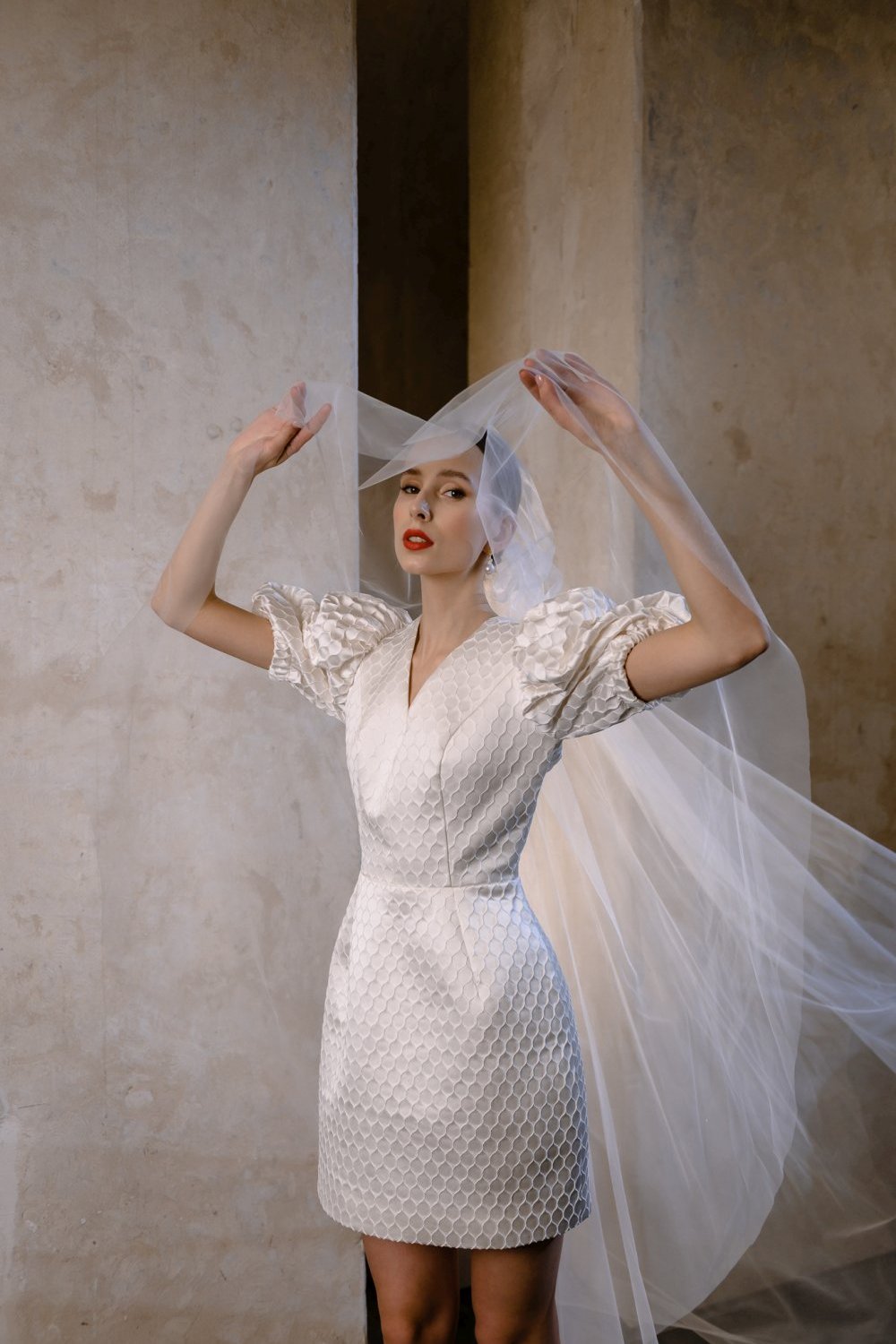 Trumpa minimalistinė vestuvinė suknelė pūstomis rankovėmis ir atvira nugara