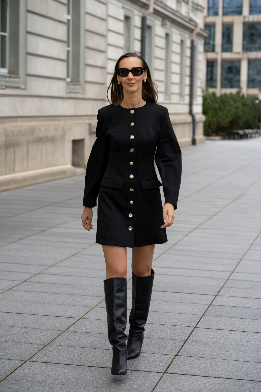 Elegantiška juoda suknelė ilgomis rankovėmis