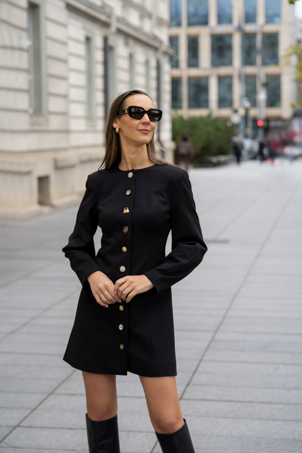 Elegantiška juoda suknelė ilgomis rankovėmis