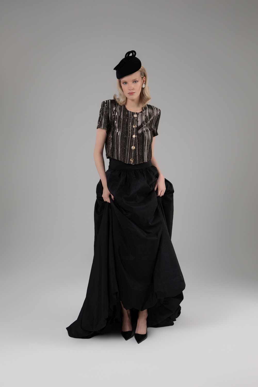 Blizgus trumpas šventinis švarkelis su žvyneliais