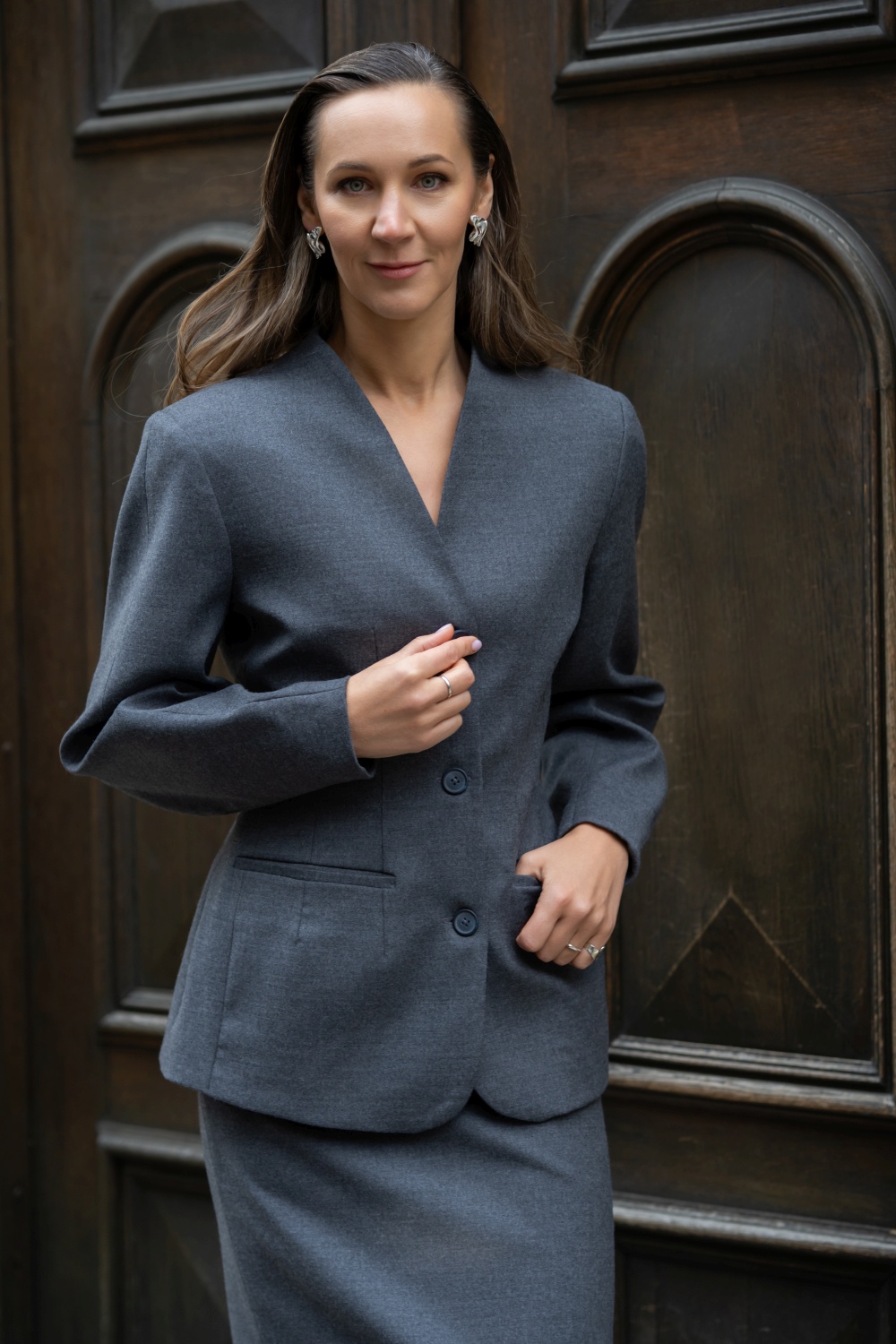 Elegantiškas pilkas švarko ir sijono kostiumėlis