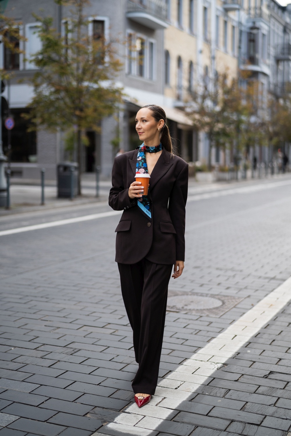 Elegantiškas rudas kostiumėlis