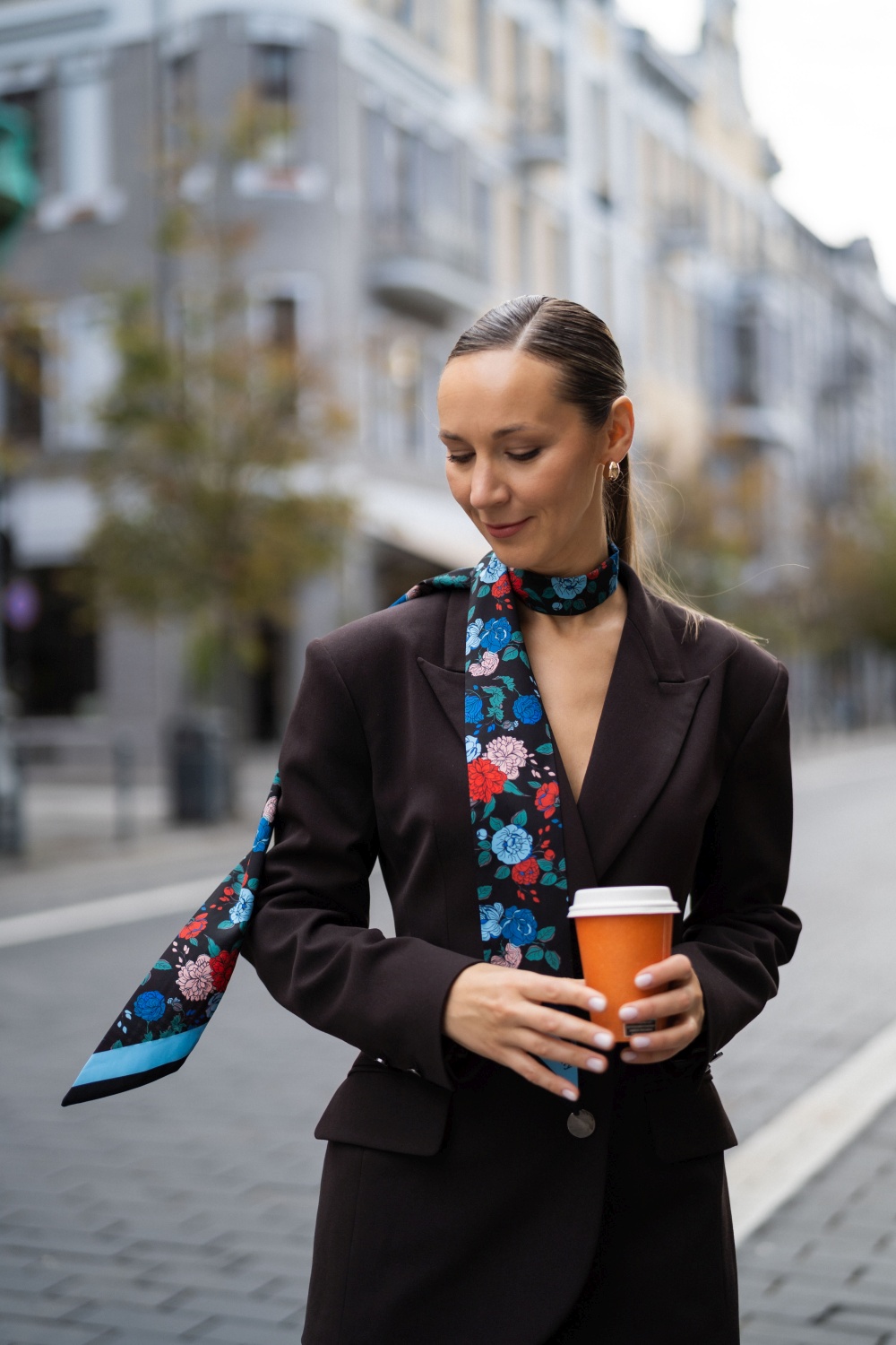 Elegantiškas rudas kostiumėlis