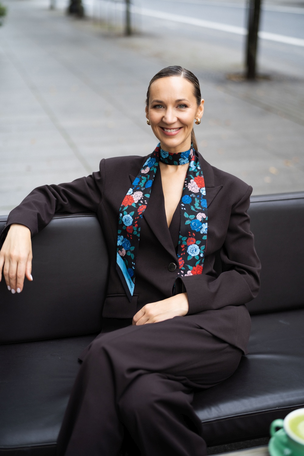 Elegantiškas rudas kostiumėlis