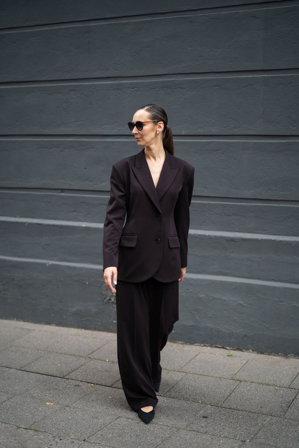 Elegantiškas rudas kostiumėlis