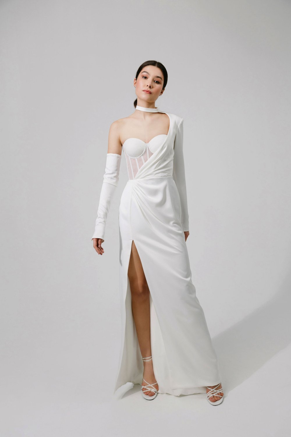 Ilga, asimetriška vestuvinė suknelė su korsetu