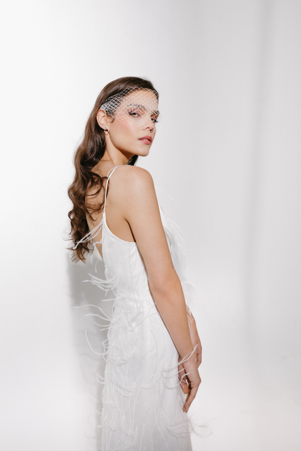 Ilga vestuvinė suknelė su petnešėlėmis papuošta plunksnomis - 2024 kolekcija