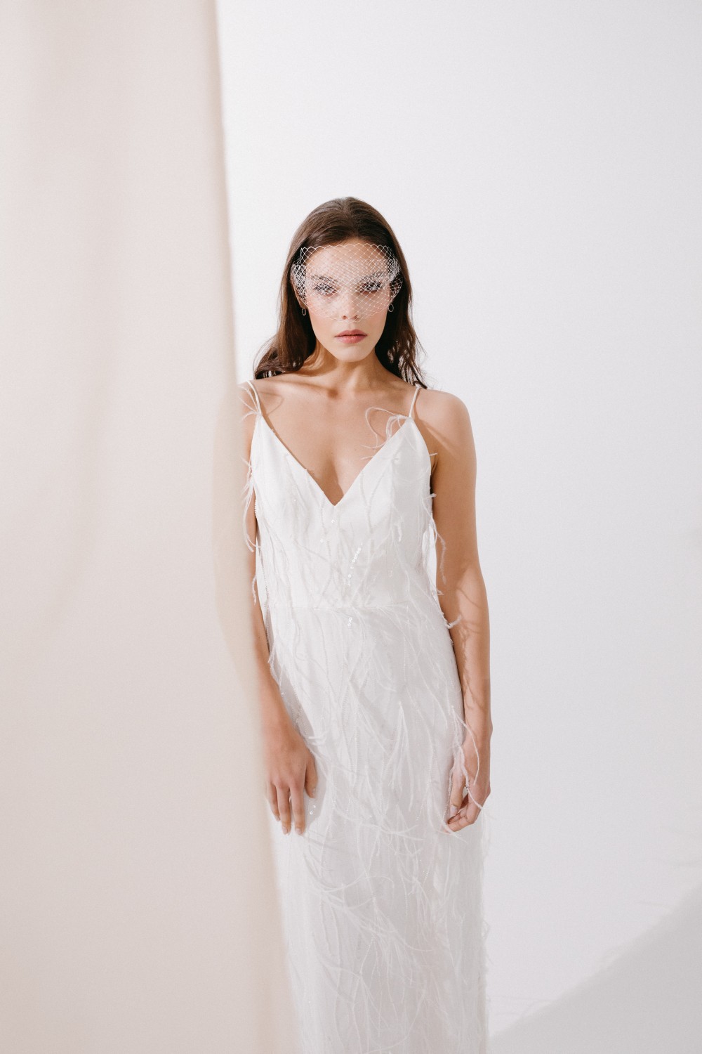 Ilga vestuvinė suknelė su petnešėlėmis papuošta plunksnomis - 2024 kolekcija