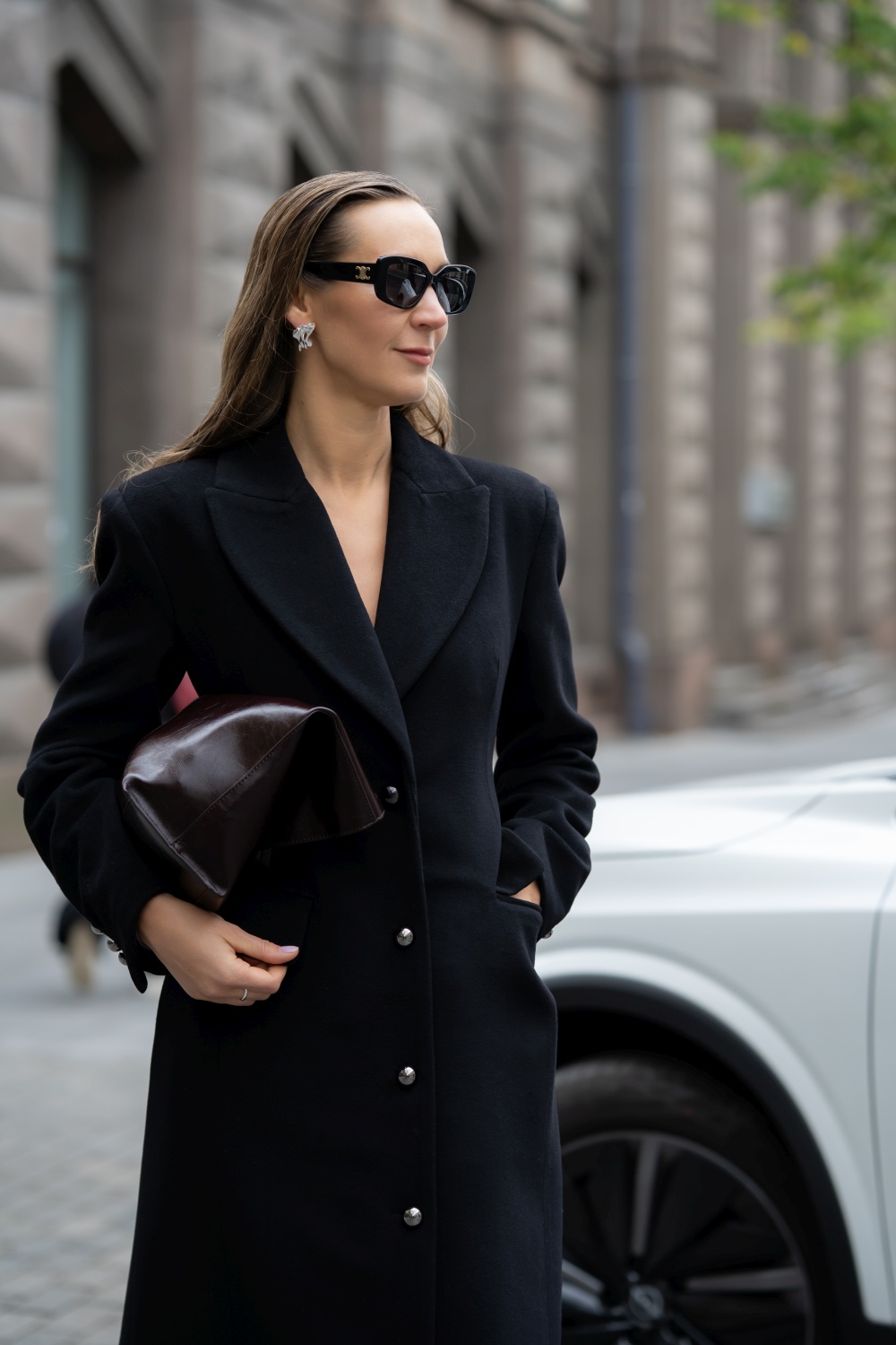 Ilgas juodas paltas su plačiais pečiais