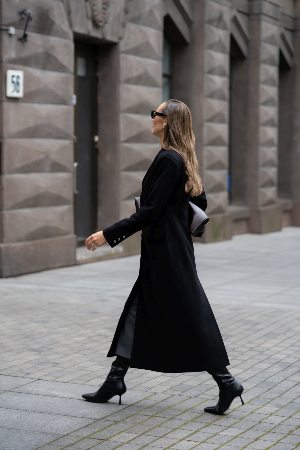 Ilgas juodas paltas su plačiais pečiais