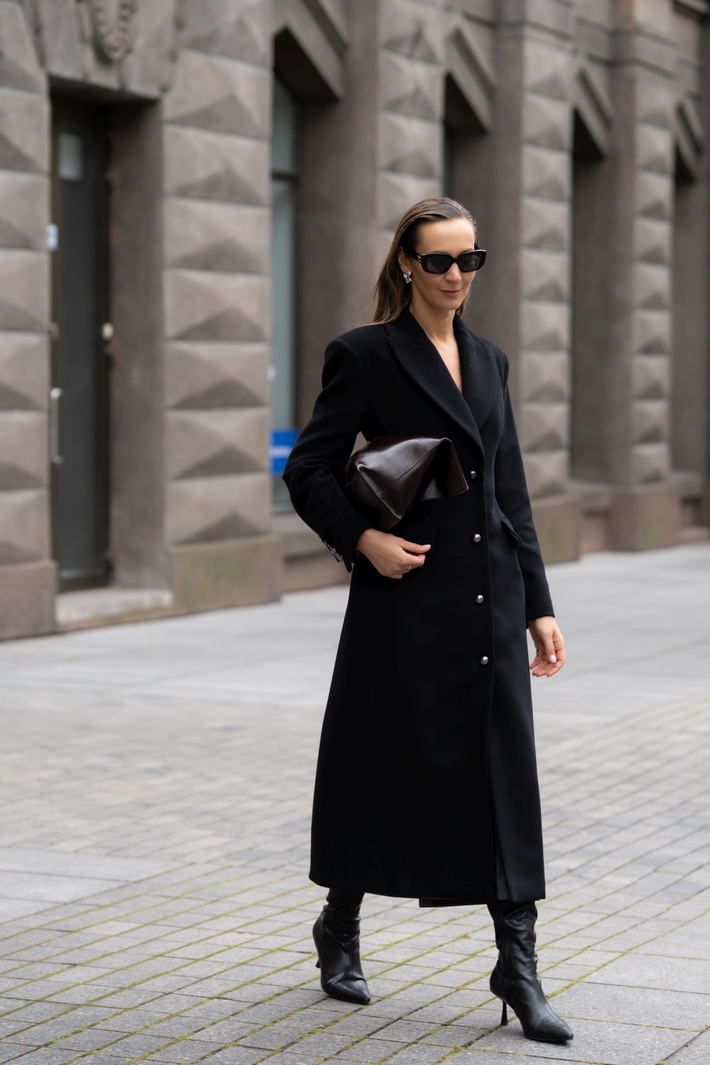 Ilgas juodas paltas su plačiais pečiais