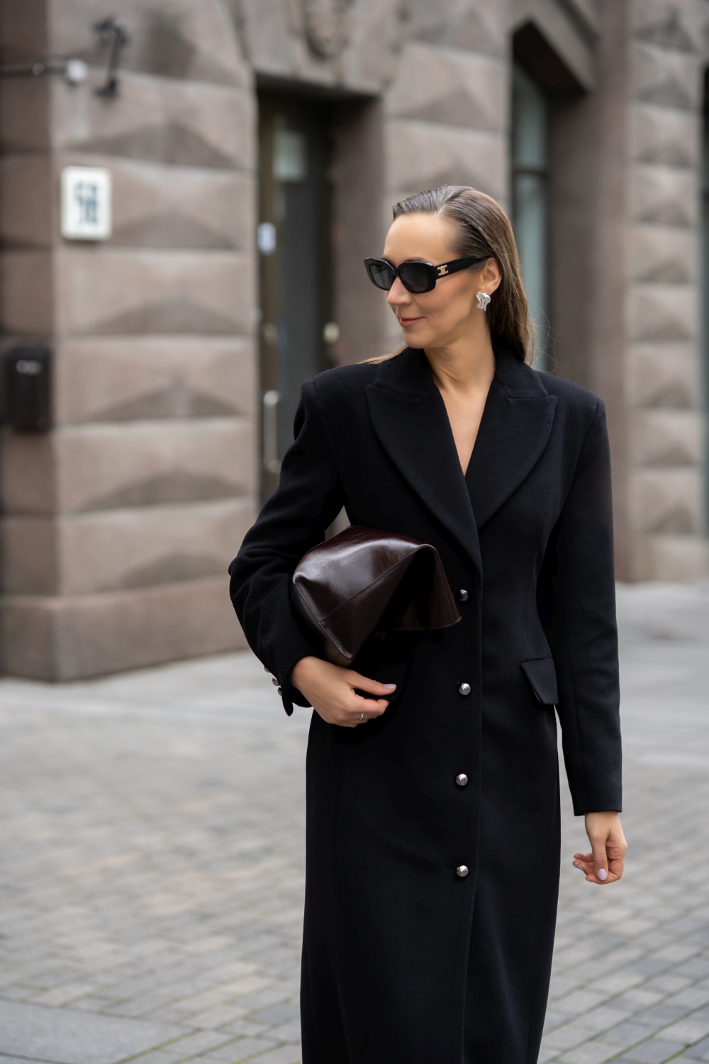 Ilgas juodas paltas su plačiais pečiais