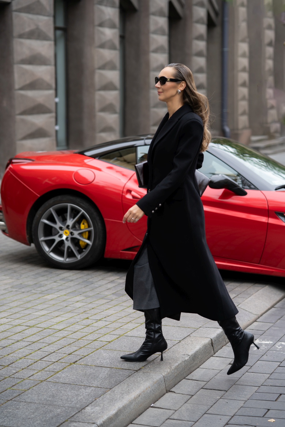 Ilgas juodas paltas su plačiais pečiais