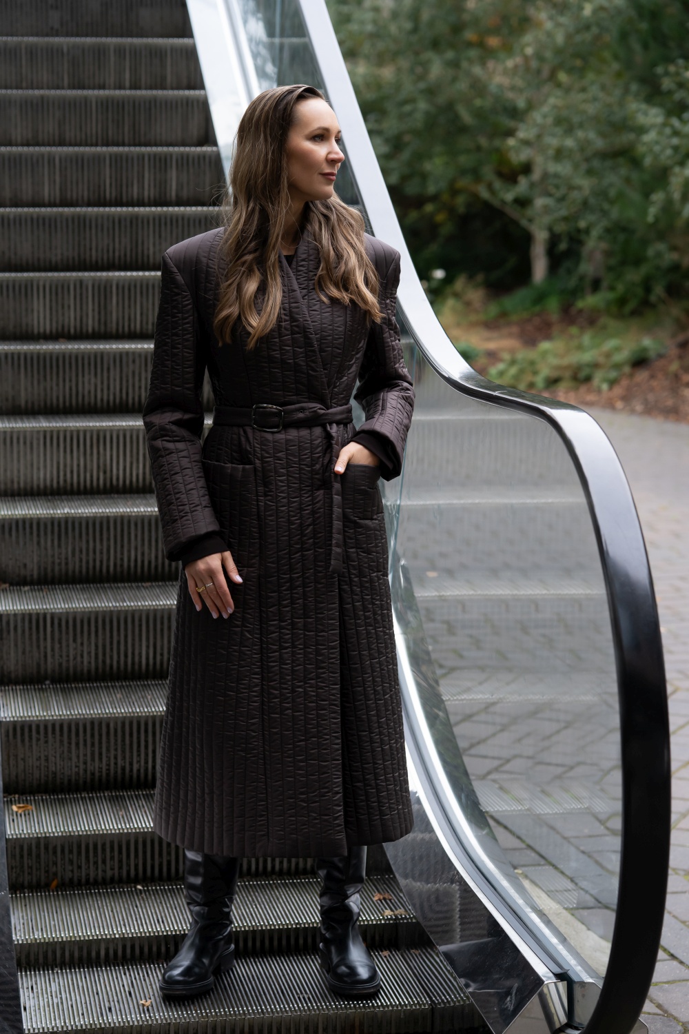 Ilgas rudas paminkštintas paltas