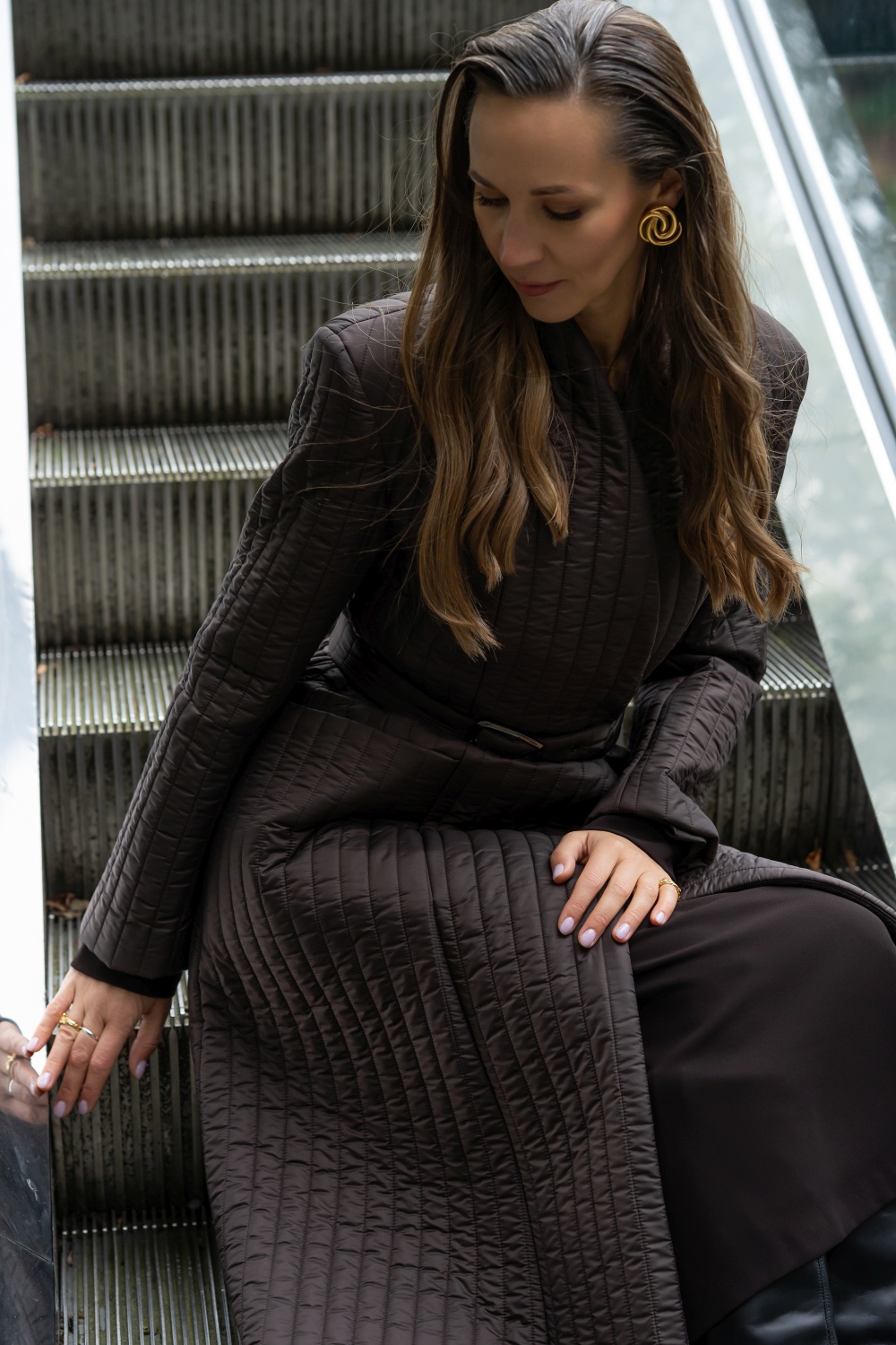 Ilgas rudas paminkštintas paltas