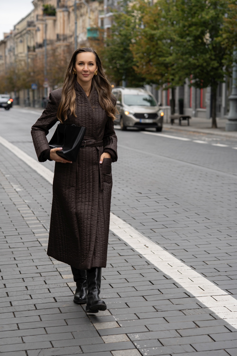 Ilgas rudas paminkštintas paltas