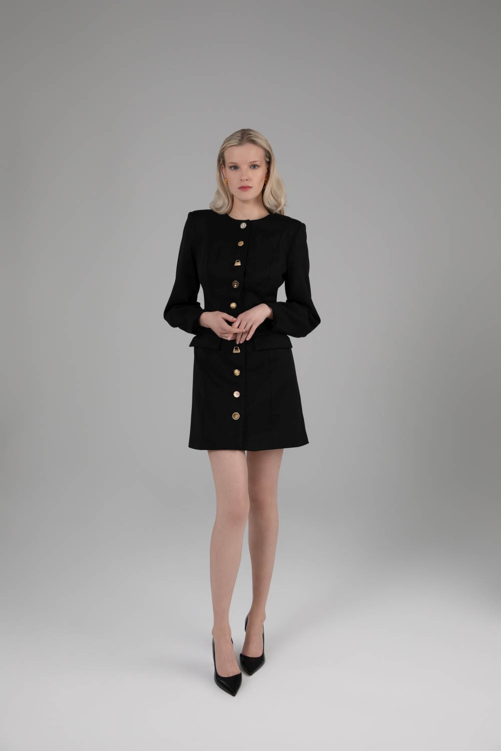 Juoda proginė suknelė ilgomis rankovėmis