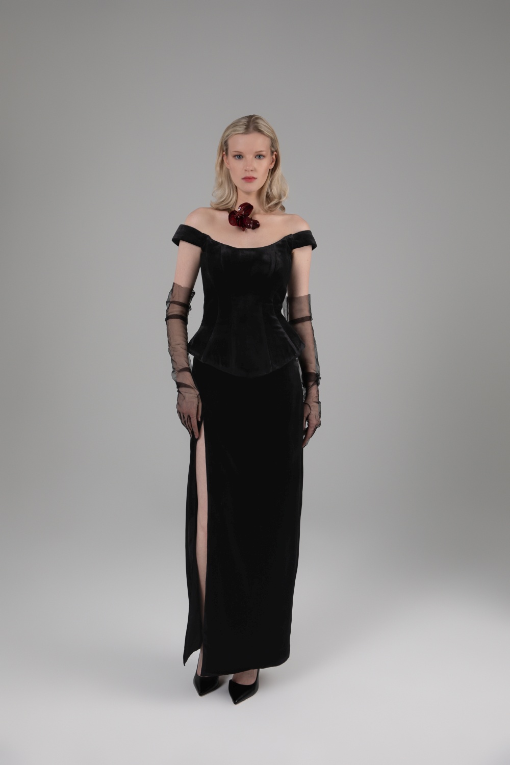 Juodas aksominis korsetas ir maxi ilgio sijonas