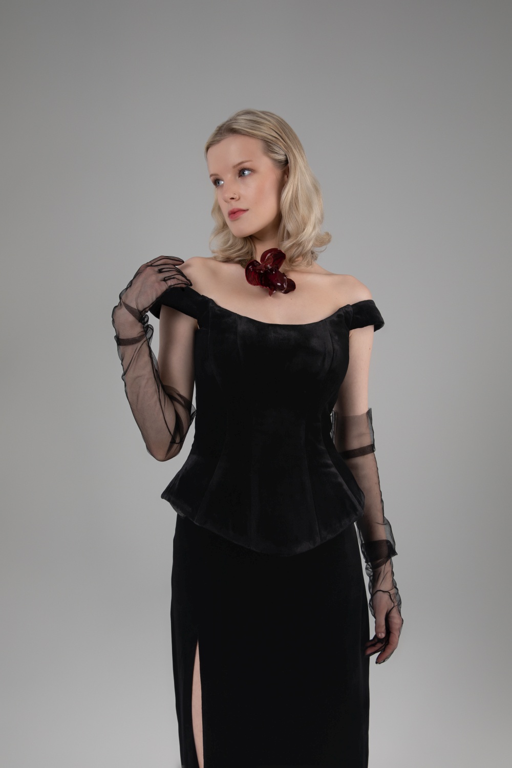 Juodas aksominis korsetas ir maxi ilgio sijonas