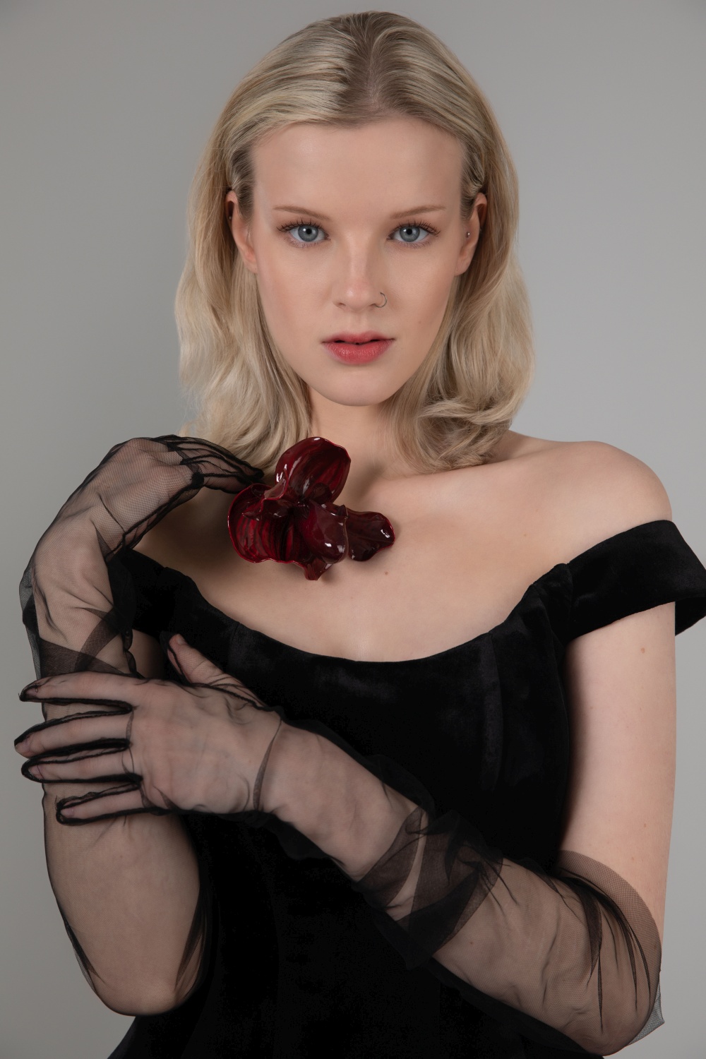 Juodas aksominis korsetas ir maxi ilgio sijonas