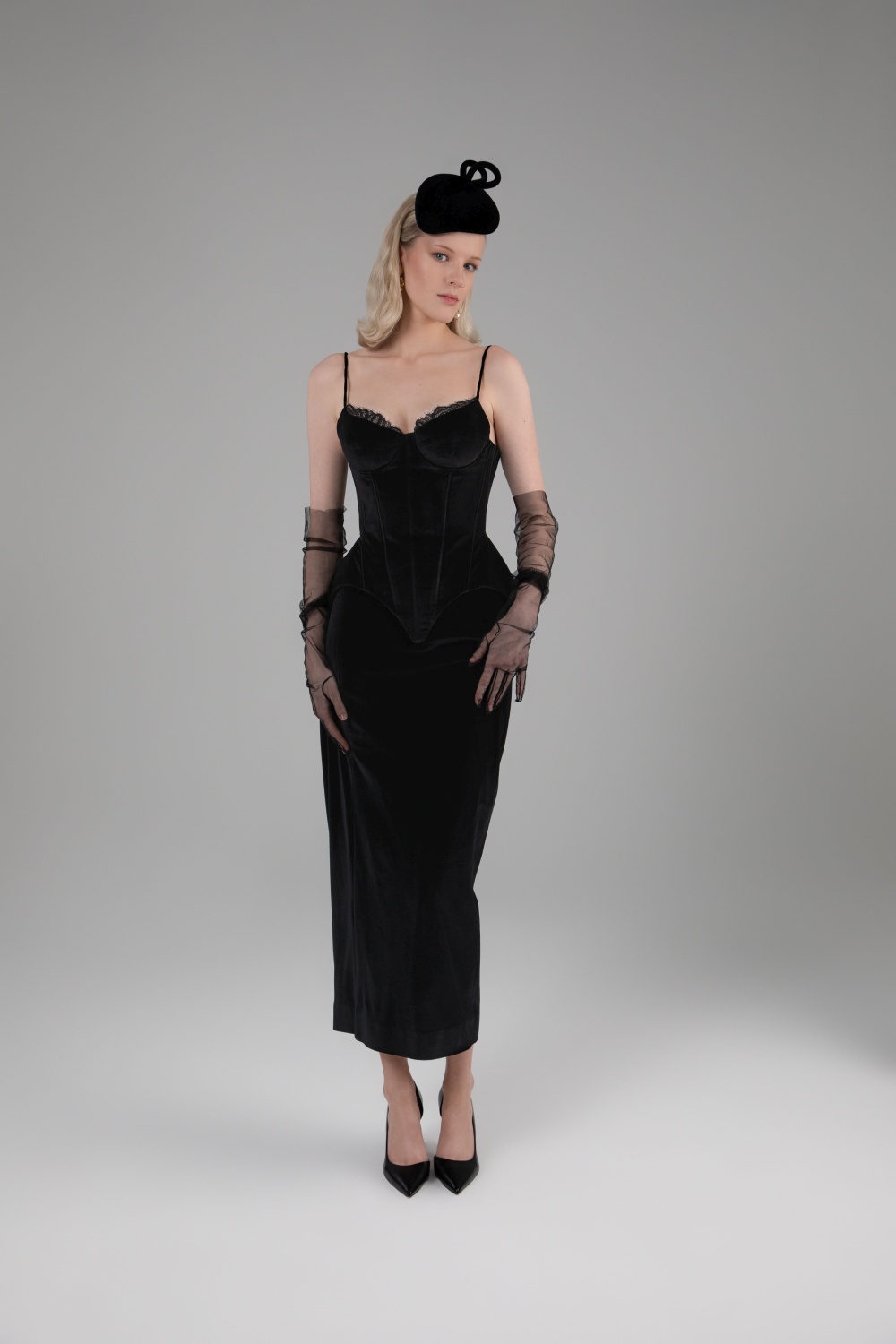 Juodas korsetas ir maxi ilgio sijonas