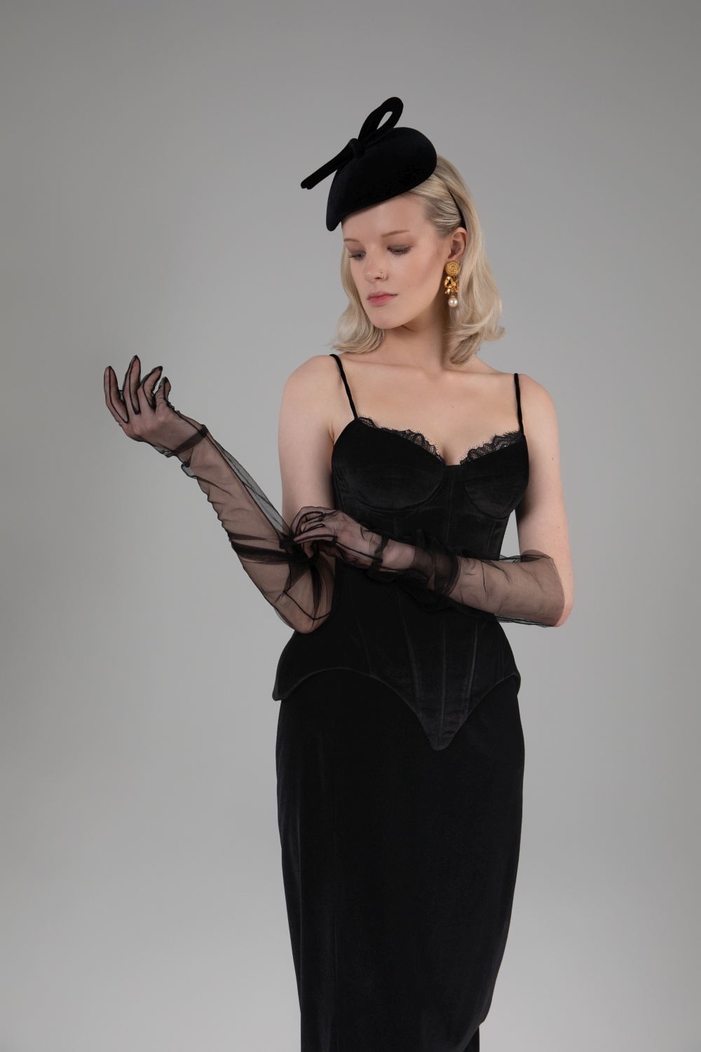 Juodas korsetas ir maxi ilgio sijonas