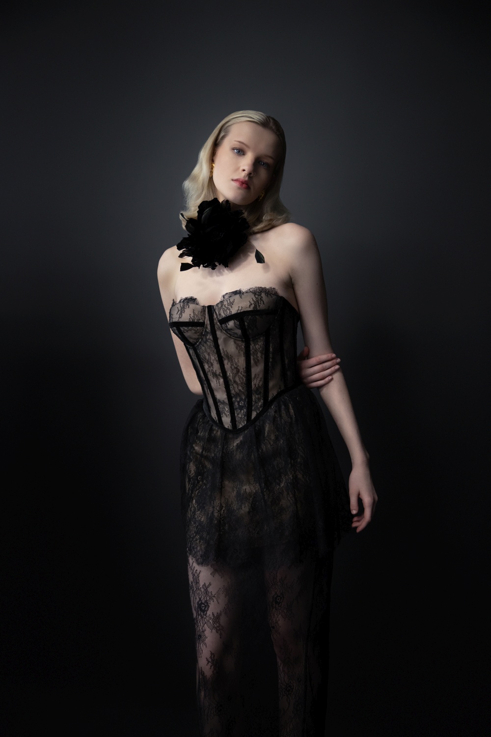 Juodas nėriniuotas korsetas ir maxi ilgi sijonas