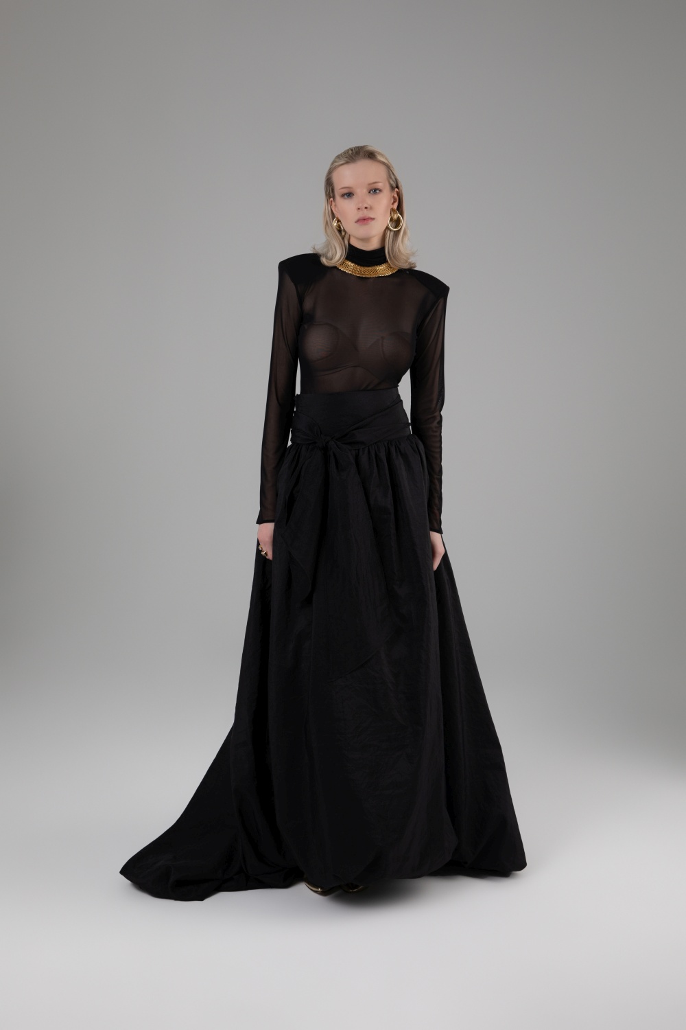 Juodas palaidinė ir maxi ilgio sijonas