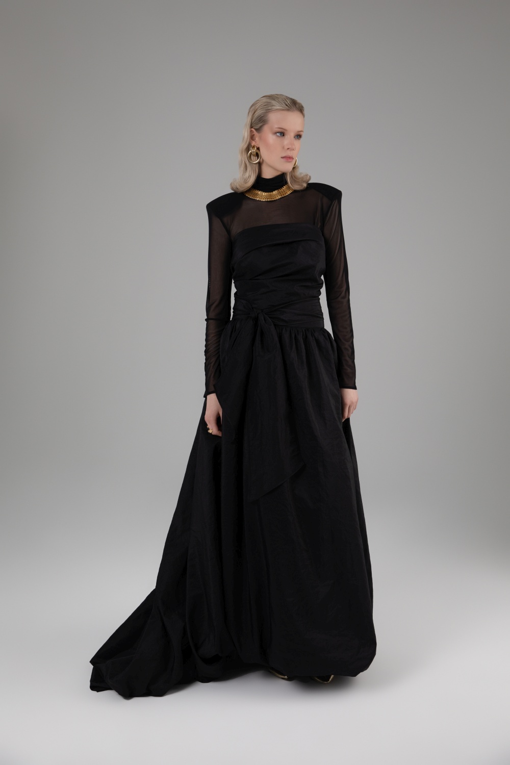 Juodas palaidinė ir maxi ilgio sijonas