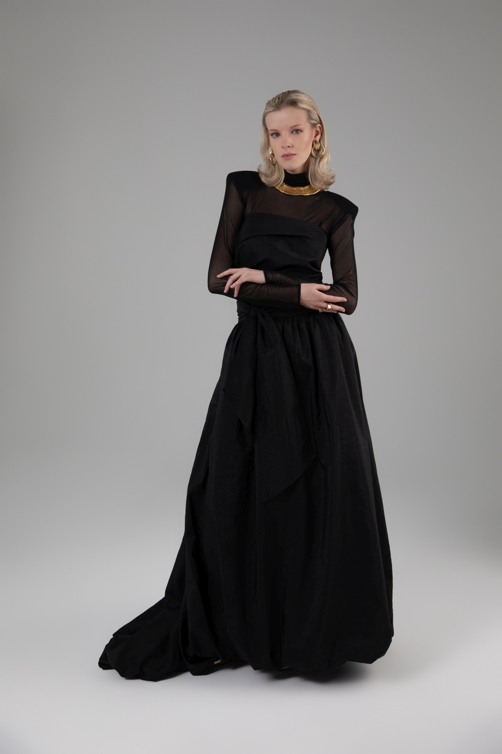 Juodas palaidinė ir maxi ilgio sijonas