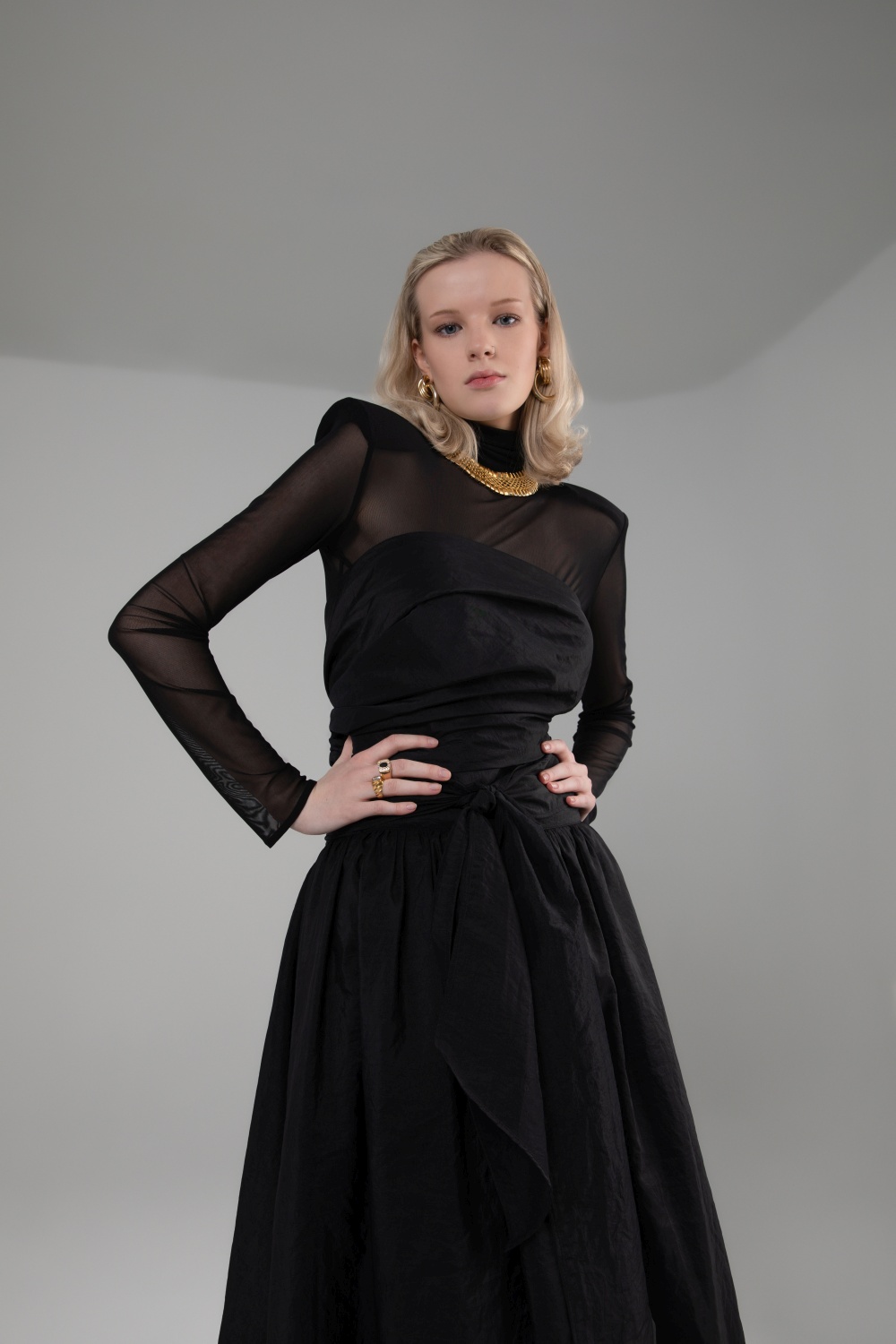 Juodas palaidinė ir maxi ilgio sijonas