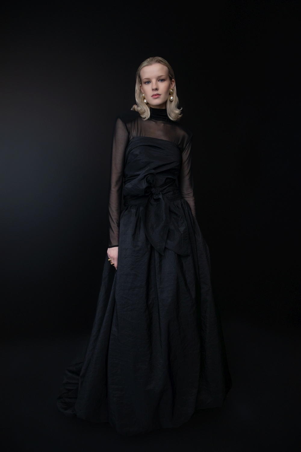 Juodas palaidinė ir maxi ilgio sijonas