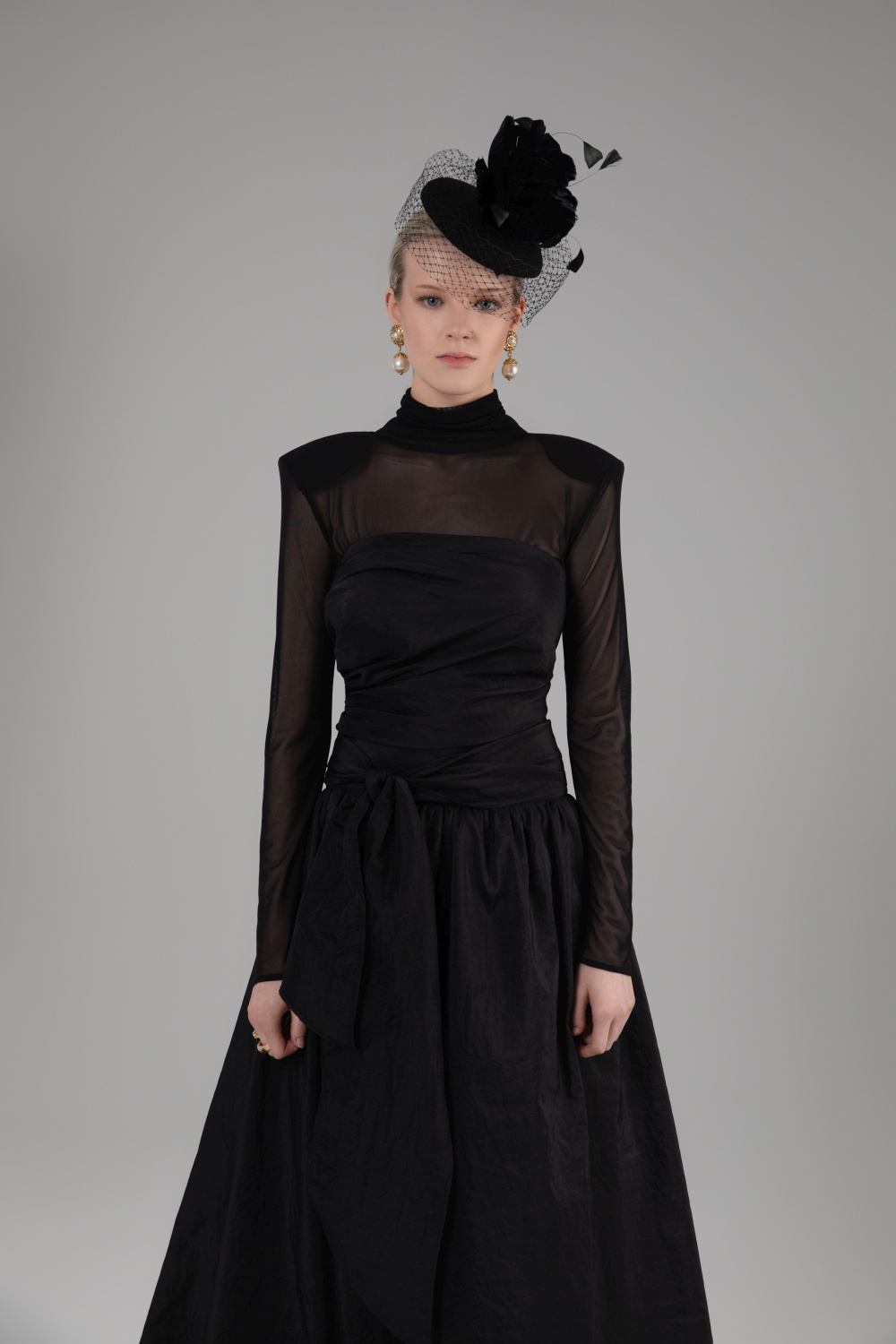 Juodas palaidinė ir maxi ilgio sijonas