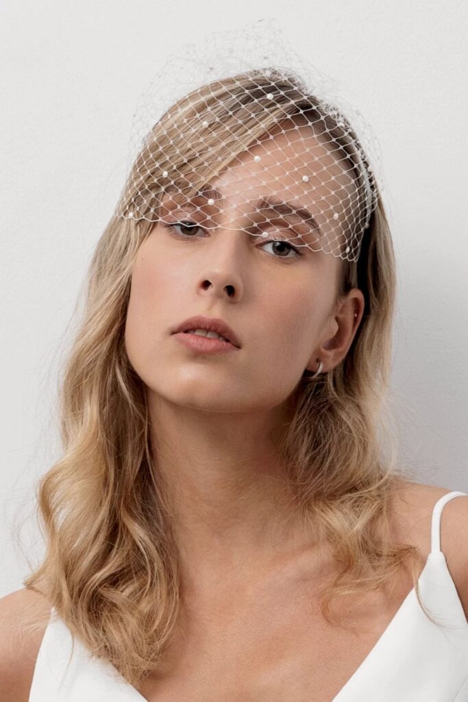 Baltas lankelis plaukams su tinkleliu papuoštu perlais