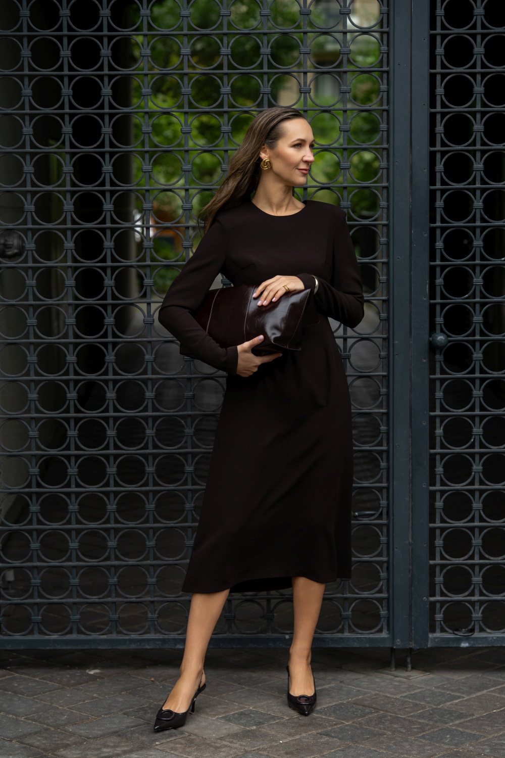 Minimalistinė midi ilgio tamsiai ruda suknelė