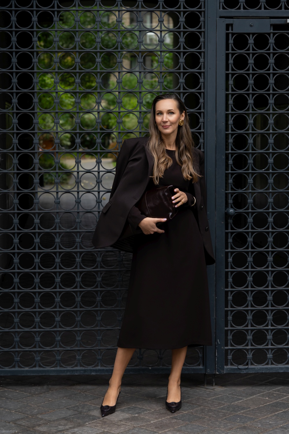 Minimalistinė midi ilgio tamsiai ruda suknelė