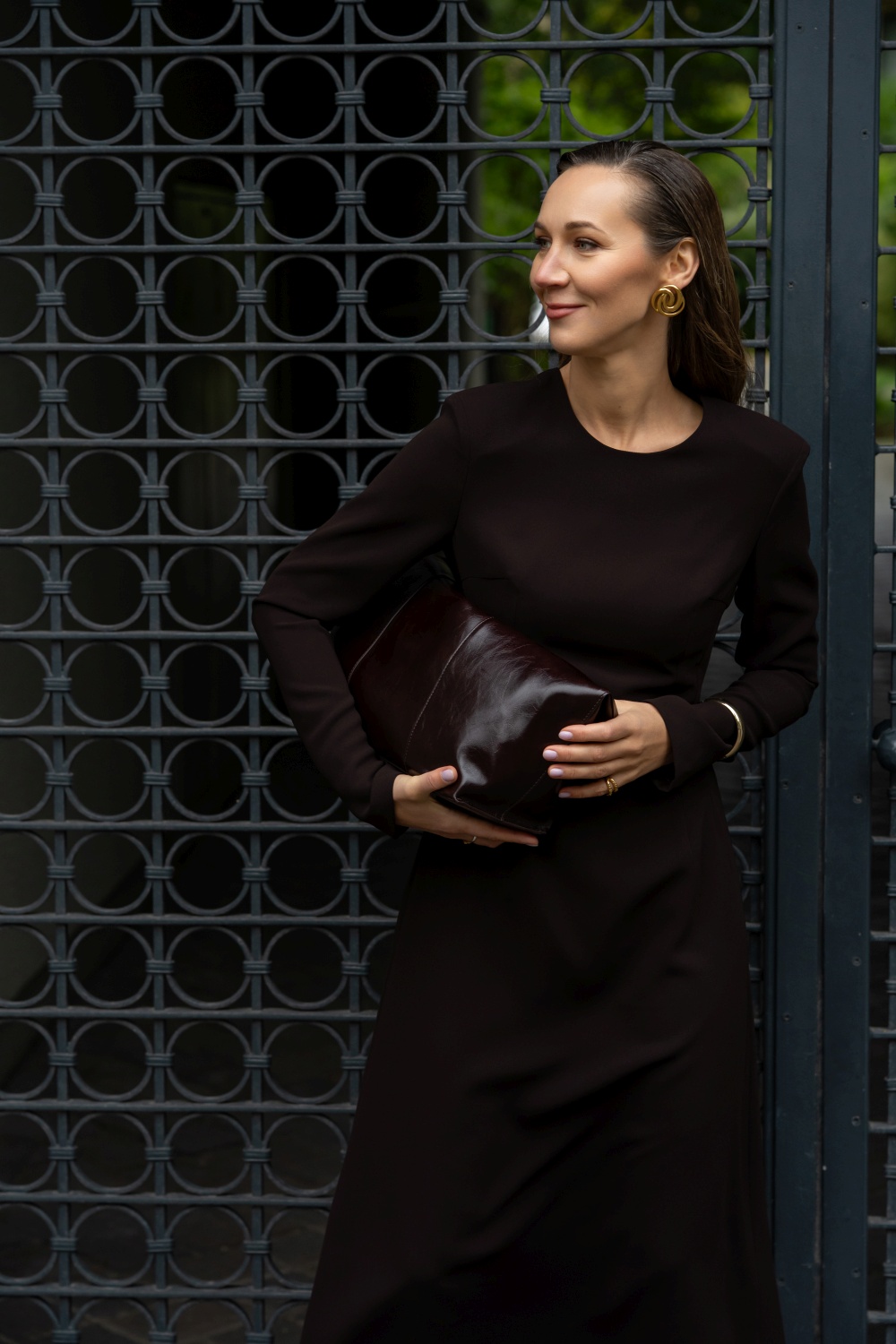 Minimalistinė midi ilgio tamsiai ruda suknelė