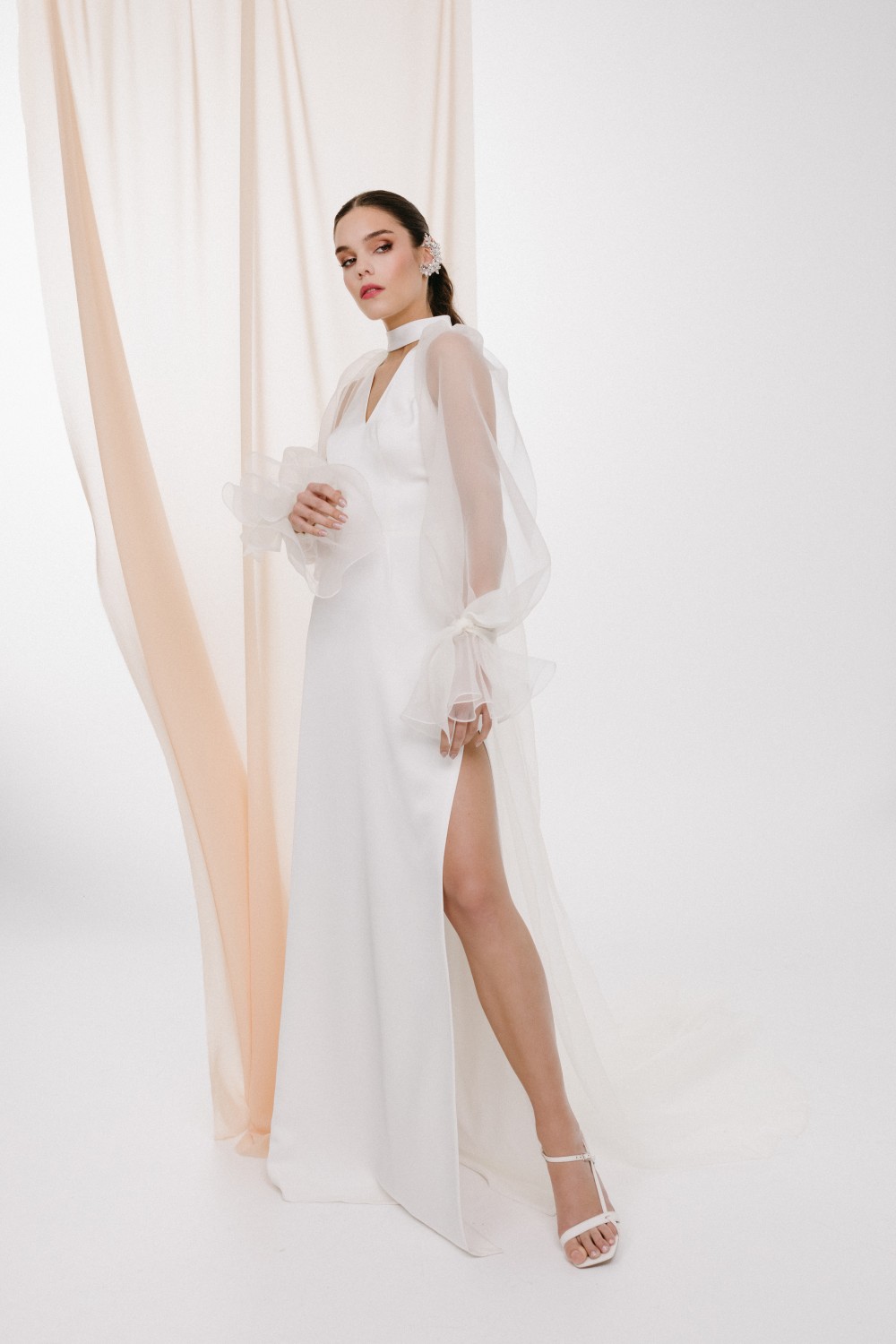 Minimalistinė vestuvinė suknelė su atskiru romantišku apsiaustu ilgomis rankovėmis - 2024 kolekcija