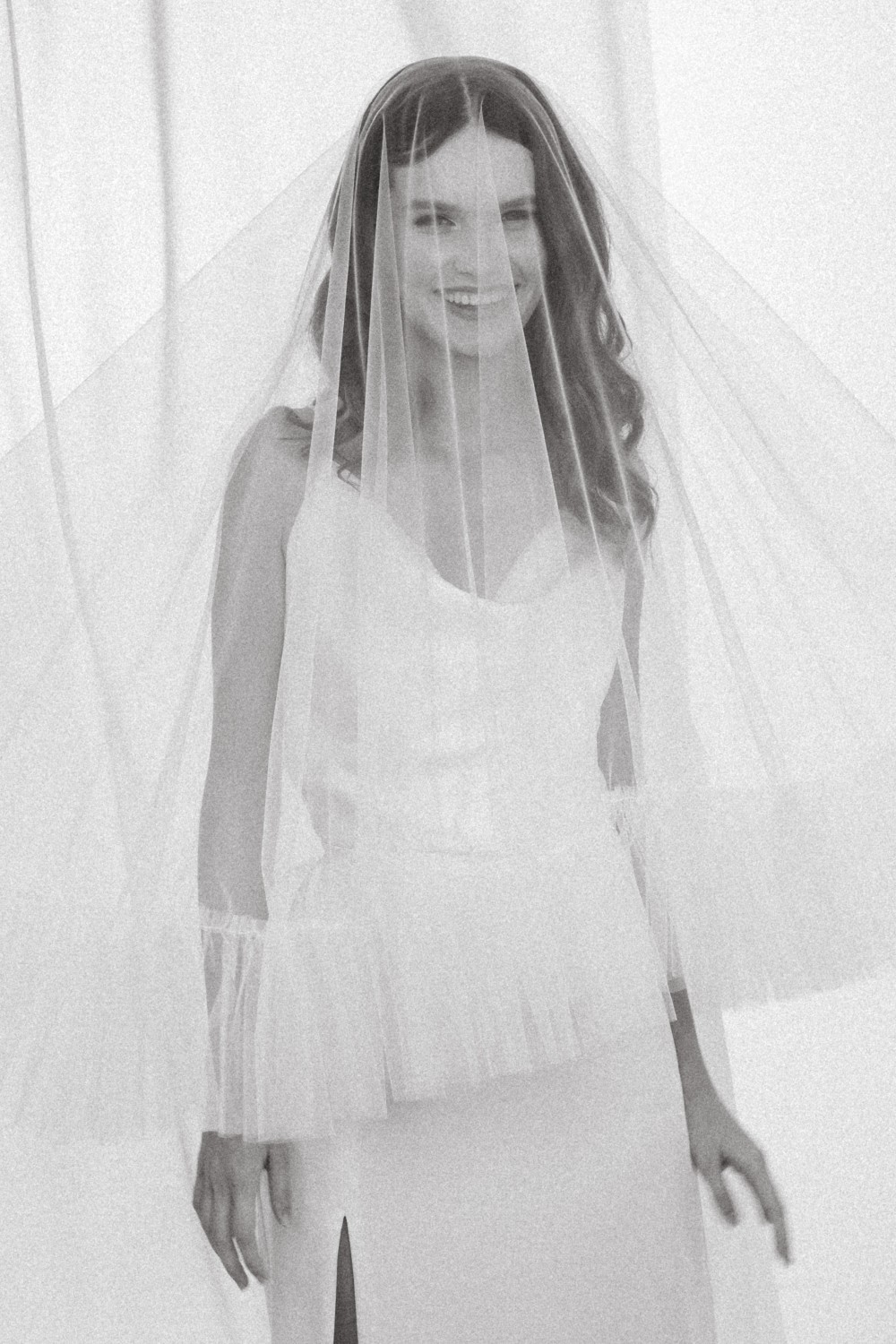 Moderni minimalistinė vestuvinė suknelė su petnešėlėmis - 2024 kolekcija