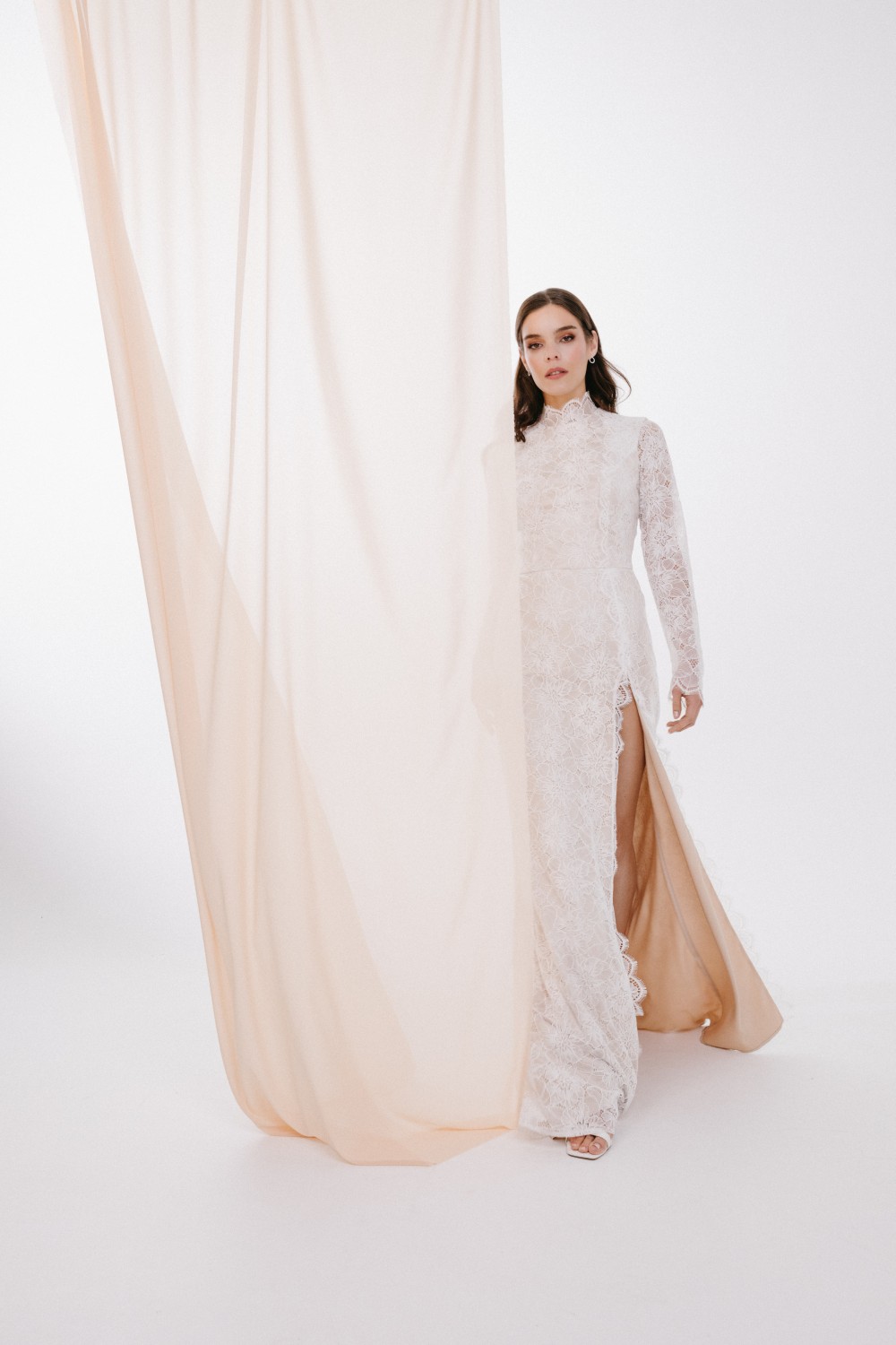 Moderni romantiška vestuvinė suknelė aukštu kaklu ir atvira nugara - 2024 kolekcija