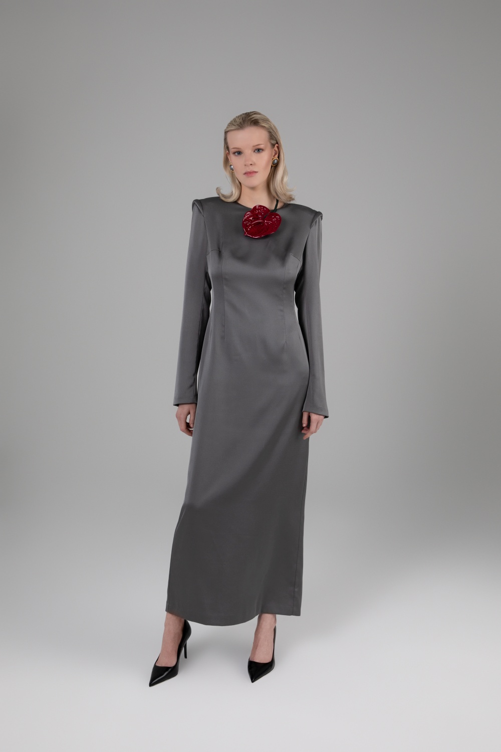 Pilka ilga proginė suknelė atvira nugara