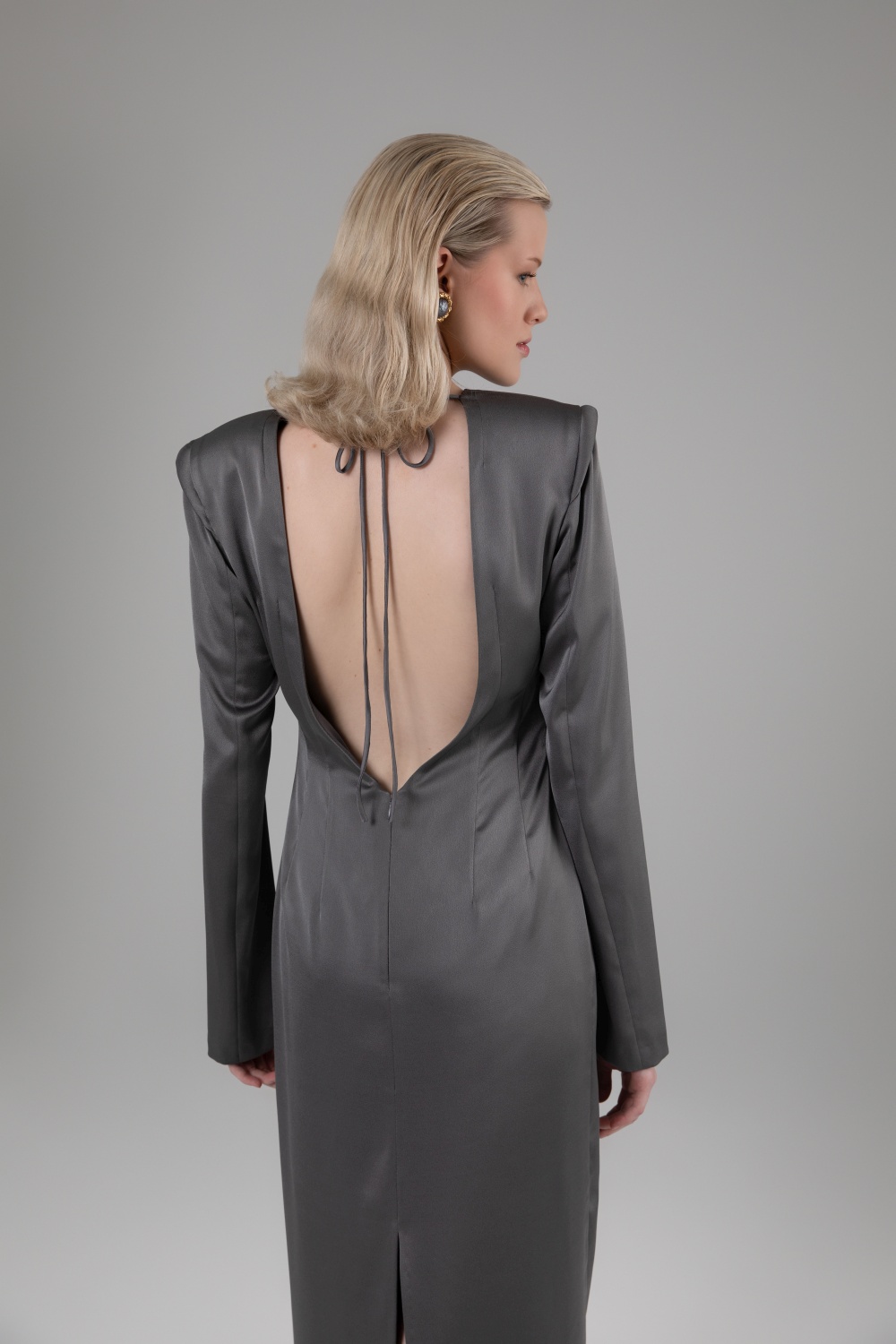 Pilka ilga proginė suknelė atvira nugara