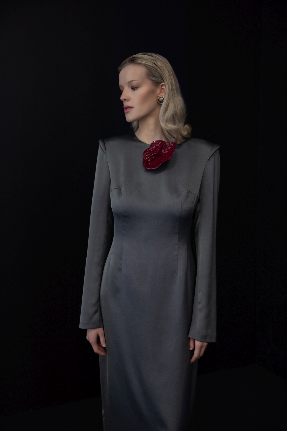 Pilka ilga proginė suknelė atvira nugara