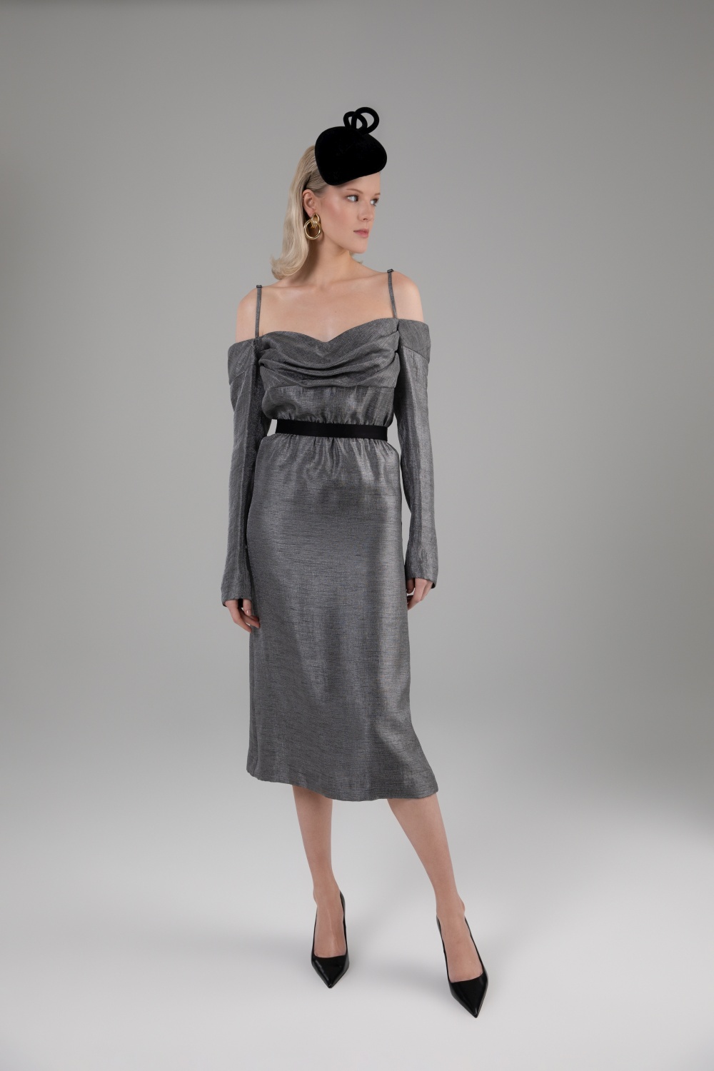 Pilka midi ilgio proginė suknelė atvirais pečiais