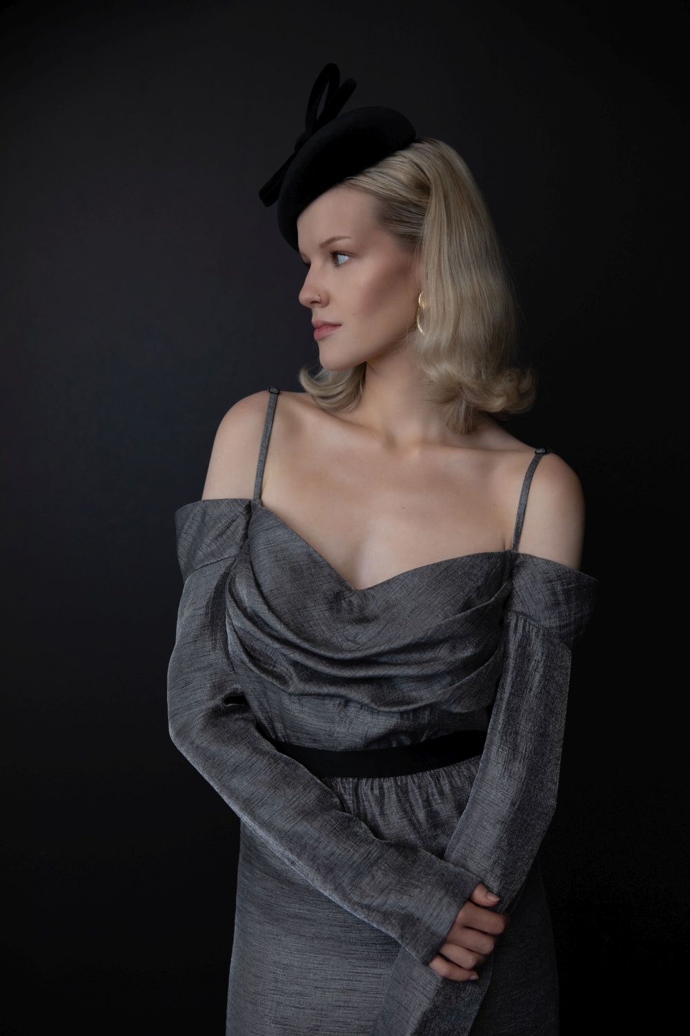 Pilka midi ilgio proginė suknelė atvirais pečiais