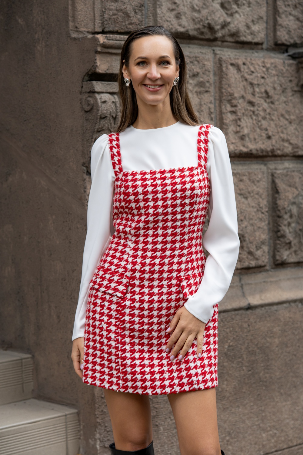 Raudona suknelė ant petnešėlių su houndstooth raštu