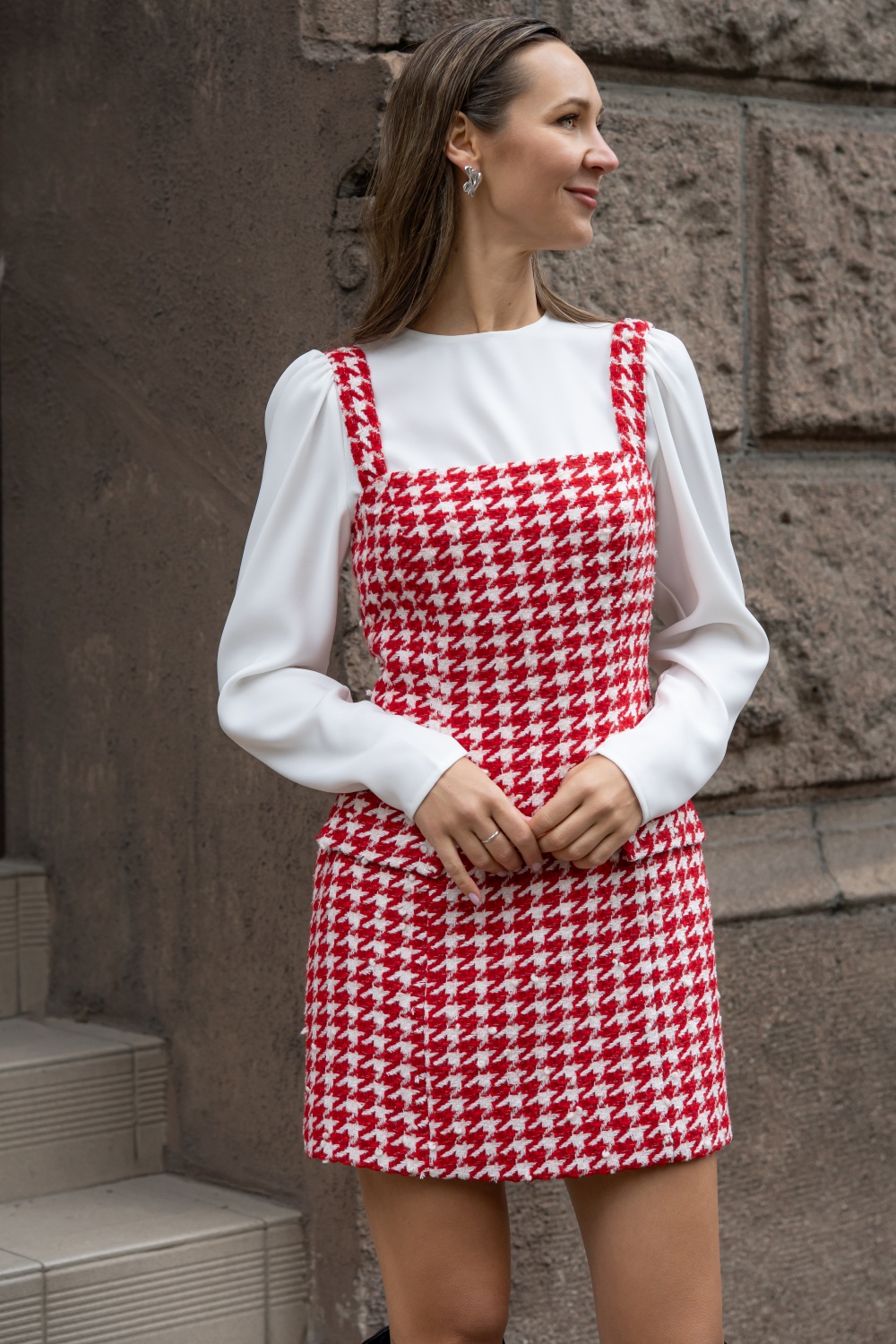 Raudona suknelė ant petnešėlių su houndstooth raštu